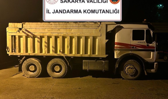 Kocaeli'nden gelerek Sakarya'da kimyasal atık dökerken yakalandılar