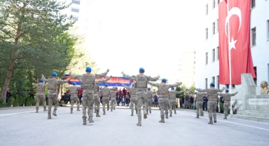 Komandolar zeybek performansıyla göz doldurdu