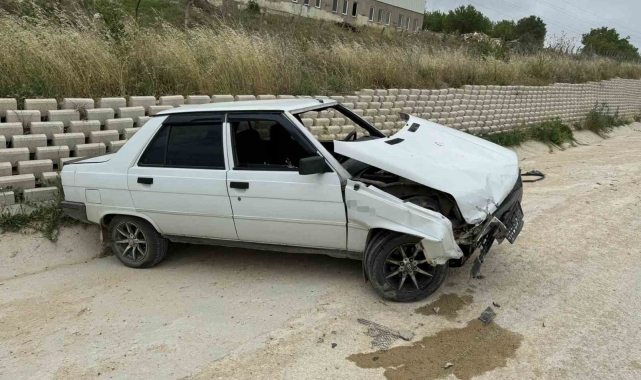 Kontrolde çıkan aracın istinat duvarına çarpması sonucu 1 kişi yaralandı