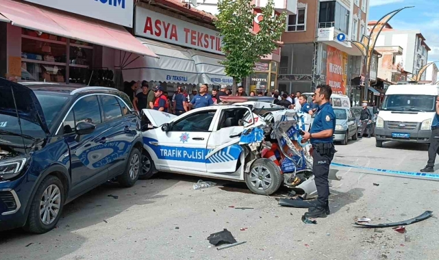 Kontrolden çıkan cip polis otosu ile iki araca çarptı: 2'si polis 3 yaralı