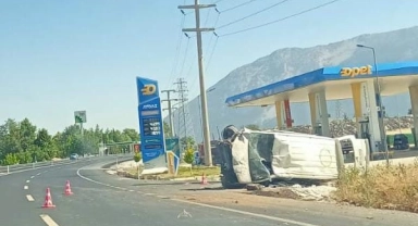 Kontrolden çıkan minibüs şarampole devrildi