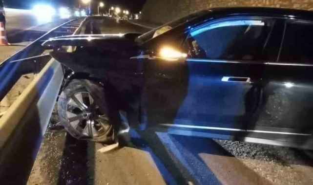 Kontrolden çıkan otomobil bariyerlere çarptı