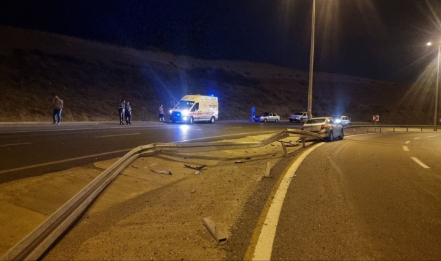 Kontrolden çıkan otomobil bariyerleri yıkarak durabildi