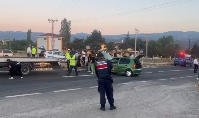 Kontrolden çıkan otomobil orta refüje çarptı: 3 yaralı