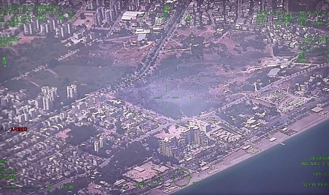 Konyaaltı Sahili'ne 300 metre yakınlıkta yerleşim alanlarını tehdit eden yangın korkuttu