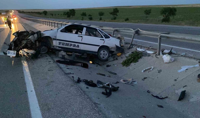 Konya'da otomobil bariyerlere çarptı: 2 yaralı