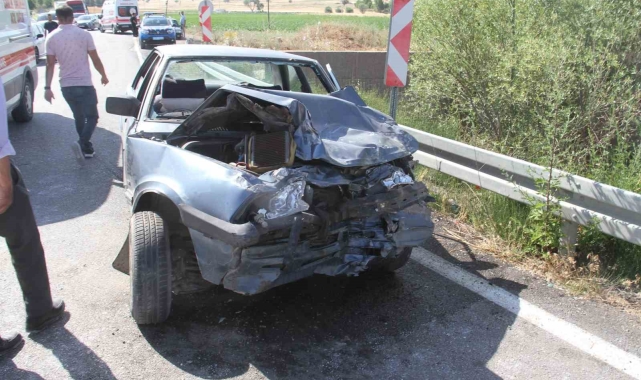 Konya'da süt kamyoneti ile otomobil çarpıştı: 4 yaralı