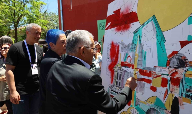 Köy duvarları Mimar Sinan'ın eserleriyle süslendi
