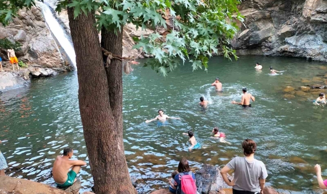 Köyceğiz Toparlar Şelalesi serinlemek isteyenlerin uğrak noktası oluyor