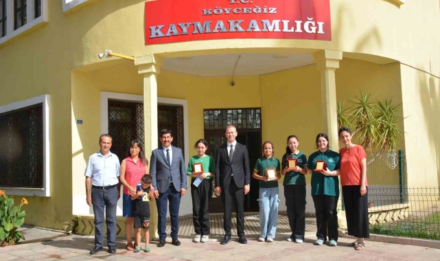 Köyceğiz'de öğrenciler kitap okudu, plaket aldı