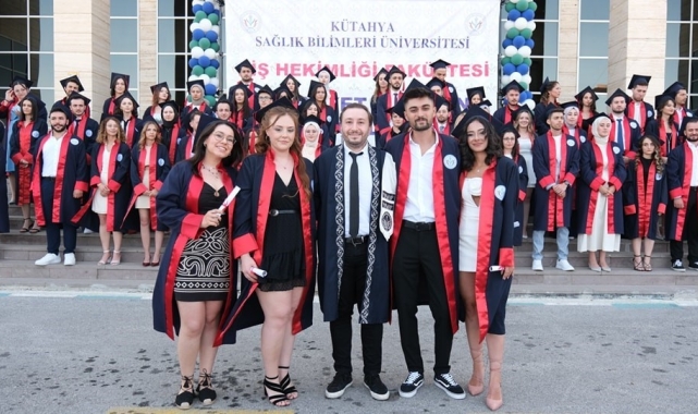 KSBÜ Diş Hekimliği Fakültesi'nde mezuniyet sevinci