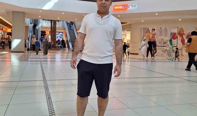 Küçükçekmece'de çöken binada hayatını kaybedenin yakınları cenazeyi almak için Adli Tıp'a geldi