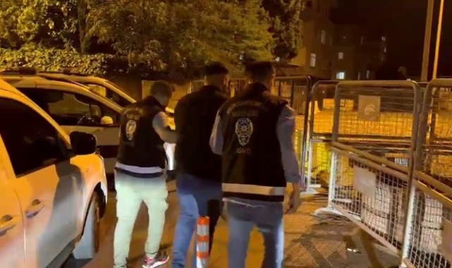 Küçükçekmece'de elinde silahla araç sürüp yoldan geçenleri korkuttu