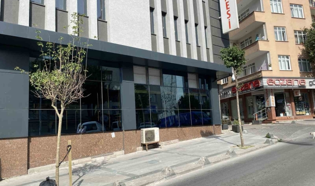 Küçükçekmece'de özel hastane motosikletli şahıslarca kurşunlandı