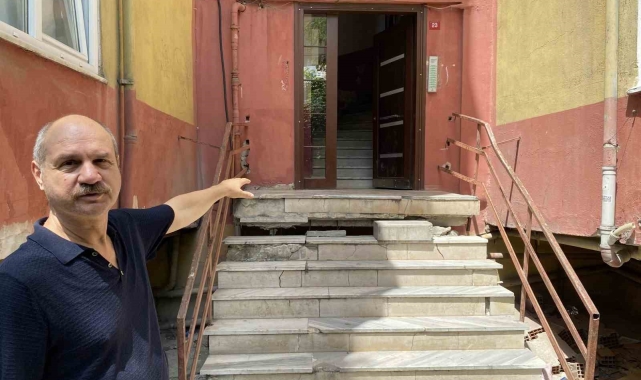 Küçükçekmece'de, sitede bulunan dairelerin kolonları çatladı