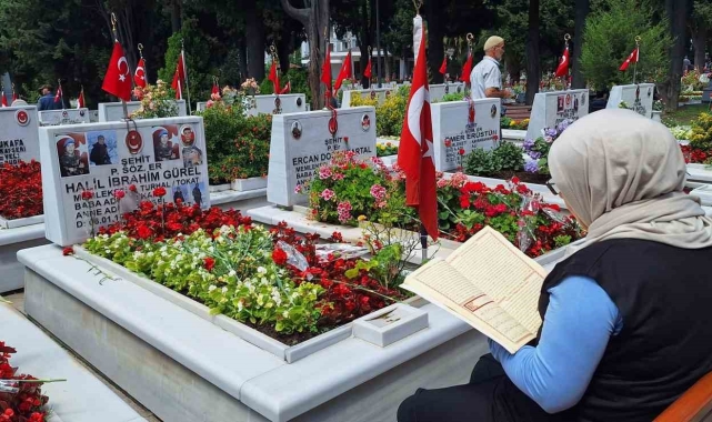 Kurban Bayramı öncesi vatandaşlar Edirnekapı Şehitliği'ni ziyaret etti