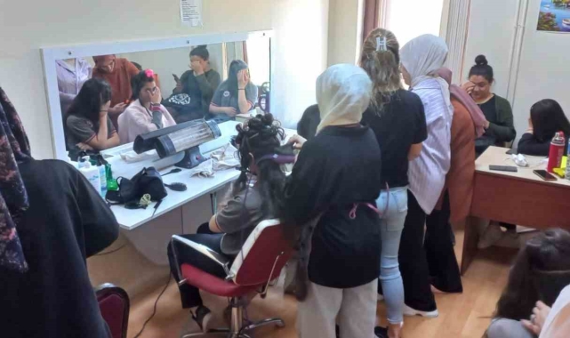 Kursiyerler yaptıkları saç bakımıyla öğrencileri sevindirdi