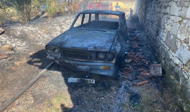 Kuru ot yangını bir otomobili küle çevirdi