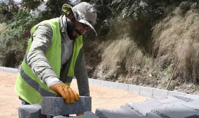 Kuşadası Belediyesi'nin yol yapım çalışmaları sürüyor