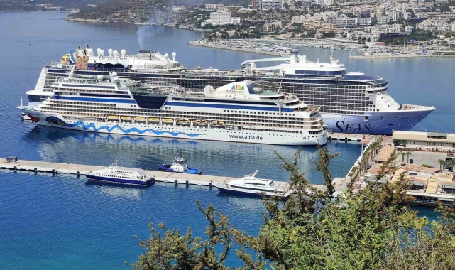 Kuşadası'na aynı anda 2 kruvaziyer gemisiyle 7 bin turist geldi