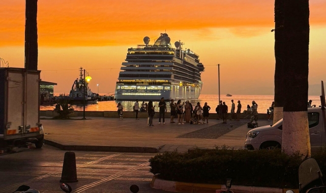 Kuşadası'nda gün batımı mest ediyor