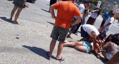 Kuşadası'nda motosiklet otomobile çarptı: 2 yaralı