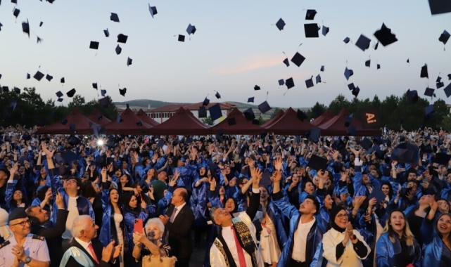 Kütahya Dumlupınar Üniversitesi'nde mezuniyet heyecanı
