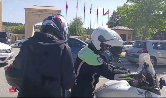 Kütahya polisi AYT'ye geç kalan, kimlik ve giriş belgesini unutan adaylar için seferber oldu