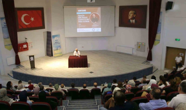 Kütahya'da "Modernliğin Dayatmaları Karşısında Özgün Bir İnsan Tasavvuru İnşa Etmek" konulu konferans