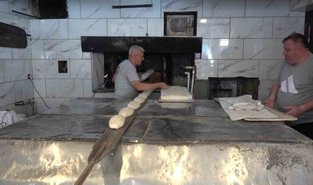 Kütahyalı fırın çalışanlarının bunaltıcı sıcaklarda zorlu mesaisi
