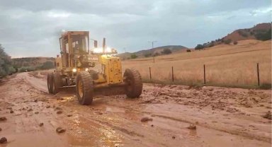 Kuvvetli yağış sele neden oldu, köy yollarında tahribat oluştu