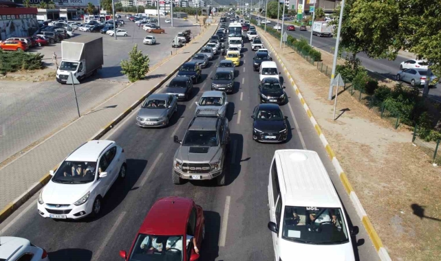 Kuzey Ege'deki tatil merkezlerinde trafikte uzun araç kuyrukları oluşuyor