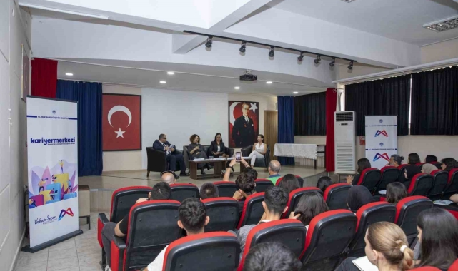 Liseli öğrenciler, Kariyer Günü'nde sektör temsilcileriyle buluştu