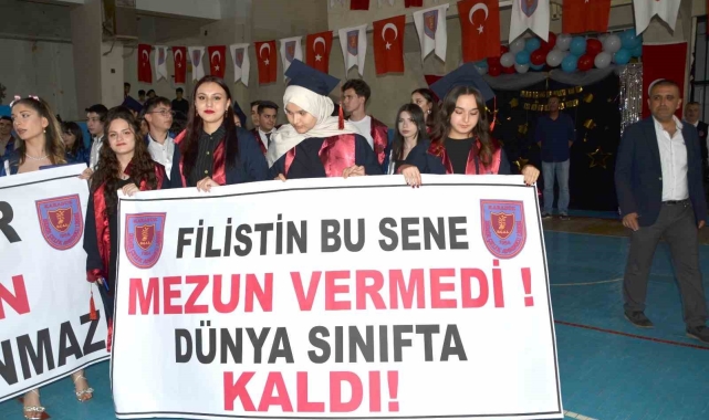 Liseli öğrenciler mezuniyette İsrail'i protesto etti