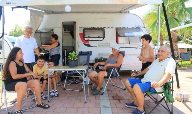 Lüks otellerin yerine karavanı tercih ettiler, bir günlük otel ücreti ile bir ay tatil yapıyorlar