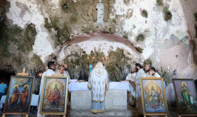 Mağara içindeki St. Pierre Kilisesi'nde bayram ayini
