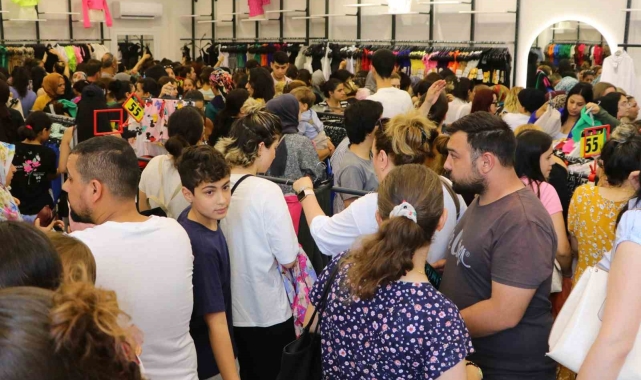 Mağaza açılışında indirimli kıyafetleri almak için yarıştılar