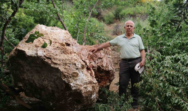 Mahalleli diken üstünde: Kayısı topladıkları esnada taş ocağından 10 tonluk devasa kaya düştü