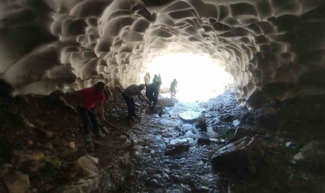 Mahalleli kışın çığın tahrip ettiği sulama kanalı için seferber oldu