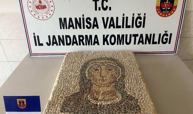 Manisa&#039;da Meryem Ana figürlü olduğu iddia edilen mozaik ele geçirildi