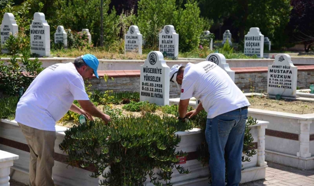 Manisa'da mezarlıklar bayrama hazır