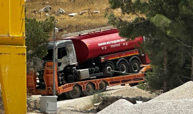 Mardin'de itfaiye, yangına müdahale ederken, yanan tankerlerini izlemekle yetindi