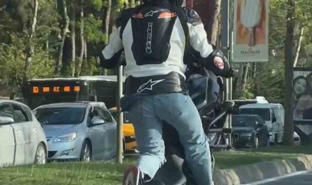 Maslak'ta grupça tek teker giden motosikletliler kamerada: Trafiği tehlikeye düşürdüler