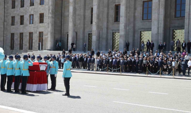 Mecliste eski Dıșișleri Bakanı Yakıș için tören düzenlendi