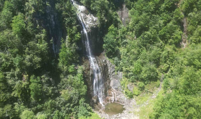 Mençuna Şelalesi ziyaretçi akınına uğruyor