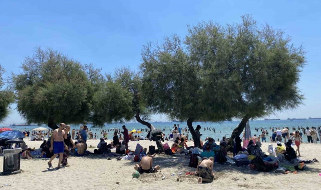 Menekşe Plajı'ndaki yoğunluk havadan görüntülendi