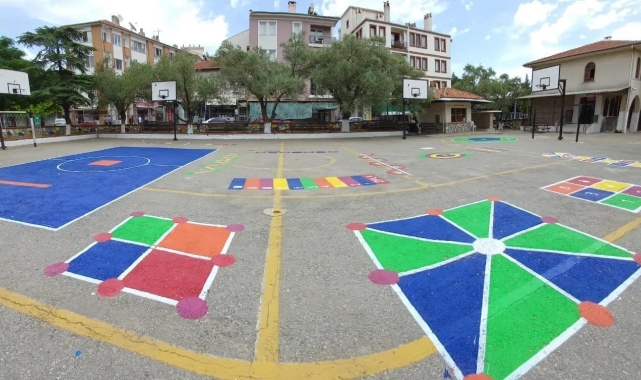 Menteşe'de okul bahçelerine geleneksel çocuk oyun alanları çizildi