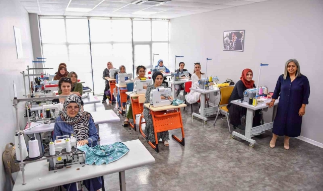 MERCEK kursiyerlerinin diktiği kıyafetler çocuklara bayramlık olacak