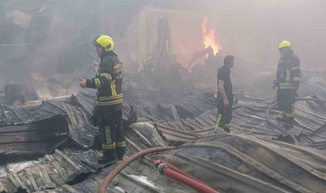 Mersin'de geri dönüşüm tesisinde yangın