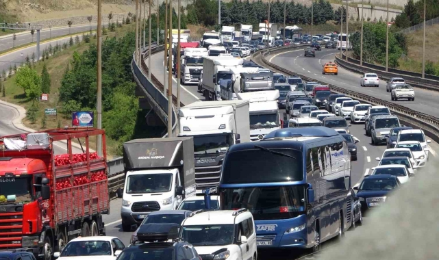 Meydana gelen kazada TEM Otoyolu'nda kilometrelerce araç kuyruğu oluştu